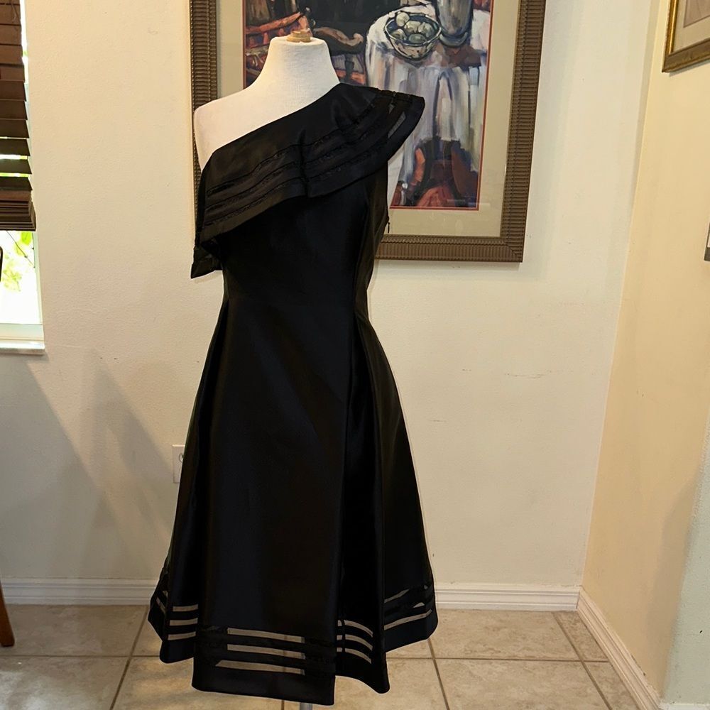 ADRIANNA PAPELL Elegant Black One-Shoulder Taffeta Dress Size 10